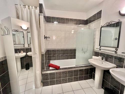 La salle de bains est pourvue de 2 lavabos, d'une baignoire et d'une douche. dans l'établissement Centre de Paris - Chez Aladdin - SOZEN, à Paris