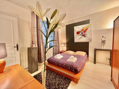 - une chambre avec un lit et une plante dans l'établissement Centre de Paris - Chez Aladdin - SOZEN, à Paris