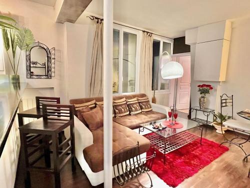 un salon avec un canapé et une table dans l'établissement Centre de Paris - Chez Aladdin - SOZEN, à Paris