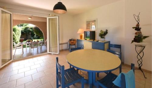 een keuken en eetkamer met een tafel en stoelen bij Résidence les chênes in Borgo