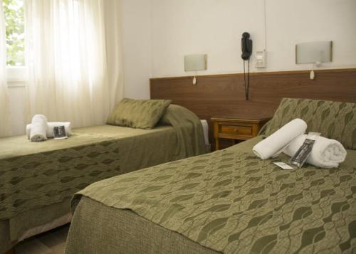 una camera d'albergo con due letti e un telefono di Hotel Montreal a Mar del Plata