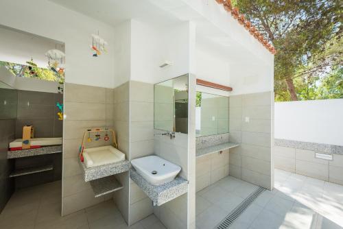 A bathroom at Tiliguerta Glamping&Camping Village