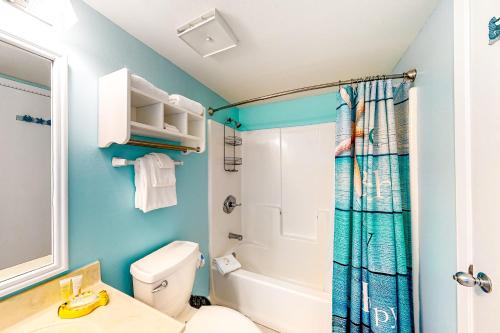 ein Bad mit einem WC und einer Dusche in der Unterkunft Phoenix I #1046 in Orange Beach
