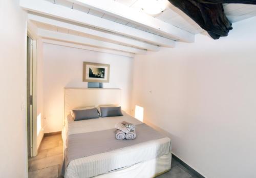 アモルゴス島にあるThomas Traditional House in Choraの白い部屋のベッドルーム1室(ベッド1台付)