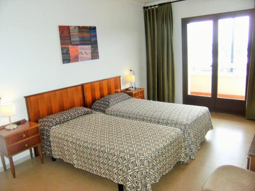 A bed or beds in a room at Marina 1-B