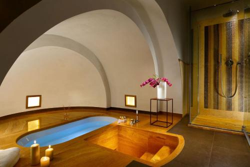 uma grande casa de banho com banheira e chuveiro em Margutta 54 Luxury Suites em Roma