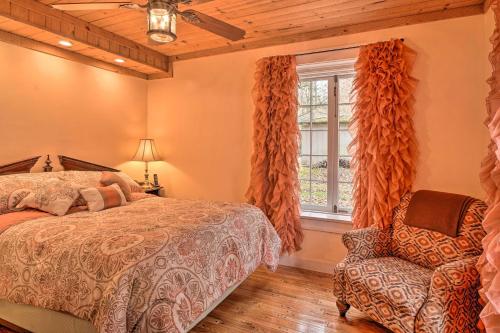 Katil atau katil-katil dalam bilik di Tranquil Smoky Mountain Cabin with Porch and Fire Pit