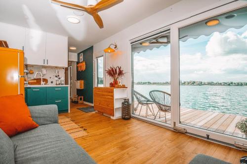 a living room with a view of the water at Costa del Kryspi Całoroczne Domy na Wodzie in Cholerzyn