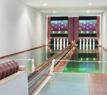 an empty bowling alley with pins and a lanesktop at Hotel "Zum Einsiedler" in Deutschneudorf