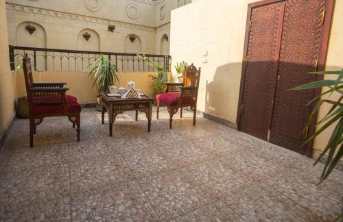 um quarto com duas cadeiras e uma mesa num edifício em Gamaleya Boutique Hotel no Cairo