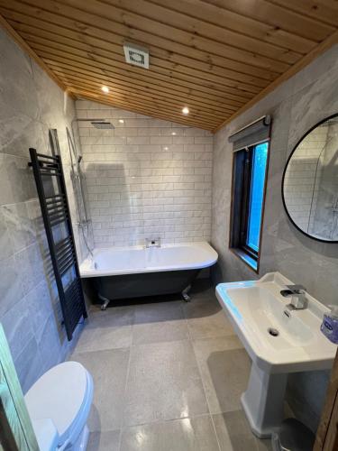 Ένα μπάνιο στο Owlet Lodge at Owlet Hideaway - with Hot Tub, Near York