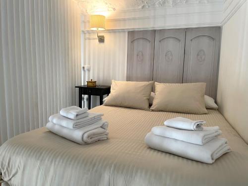 um quarto com uma cama com toalhas em No 5 Cádiz em Cádiz