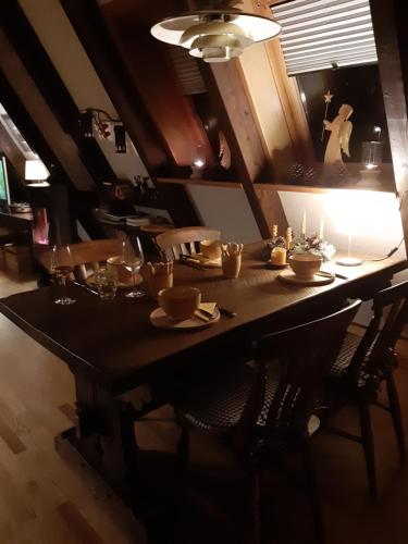 d'une table à manger avec des chaises et une lampe. dans l'établissement Waldhaus, à Kerschenbach