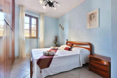 - une chambre avec un grand lit blanc et une fenêtre dans l'établissement "La Casa di Carla", Lucca countryside, with private swimming pool and garden, à Capannori