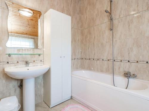 bagno con lavandino, vasca e servizi igienici di Apartments Emil a Brseč (Bersezio)