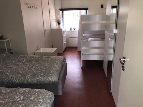 Zimmer mit 2 Betten und 1 Etagenbett in der Unterkunft Semesterboende på Hällestrand, Strömstad in Strömstad