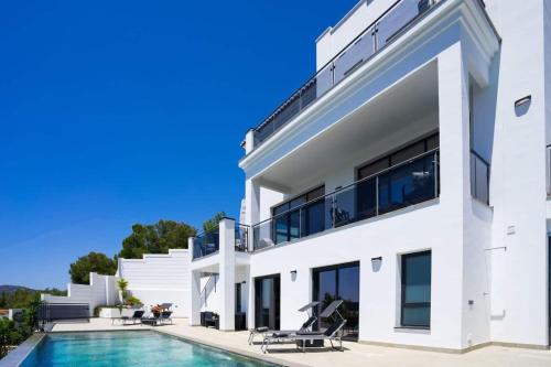 Casa blanca grande con piscina en Luxury unique Villa con privado pool y sea view, en Málaga