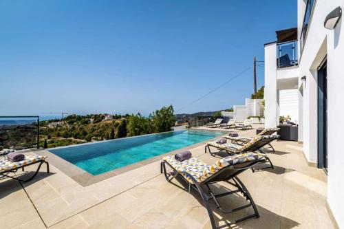 Villa con piscina y tumbonas en Luxury unique Villa con jardín y villa en Málaga