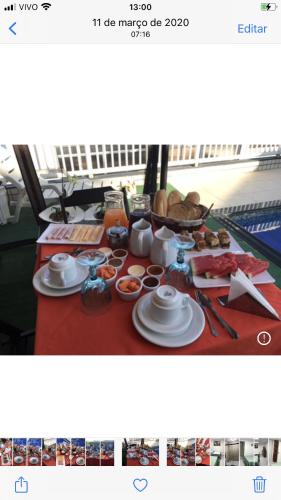Una mesa con platos de comida encima. en Hotel Pousada Irmaos Freyhardt, en Río de Janeiro