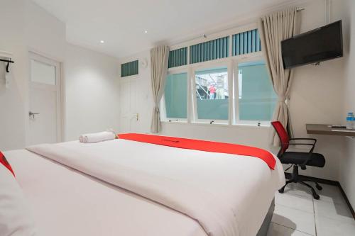 Tempat tidur dalam kamar di RedDoorz Plus @ Pakuan Residence Tajur