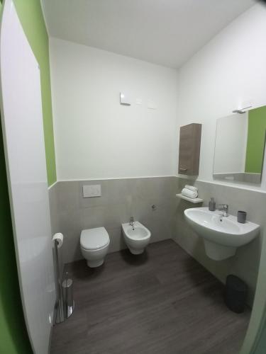 La salle de bains est pourvue de toilettes et d'un lavabo. dans l'établissement B&B KM 198 - Room&Breakfast, à Sorbara