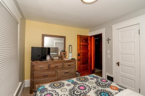 a bedroom with a bed and a tv on a dresser at Berrodin Bed & Breakfast in Akron