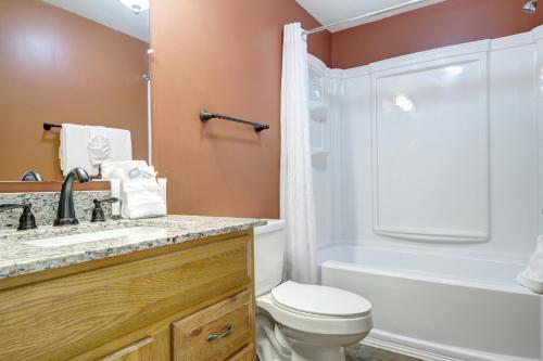een badkamer met een toilet, een wastafel en een douche bij Mountain Meadows by Exploria Resorts in Pigeon Forge