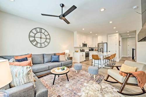 Χώρος καθιστικού στο Newly-Built Lakeside Gem with Community Perks!