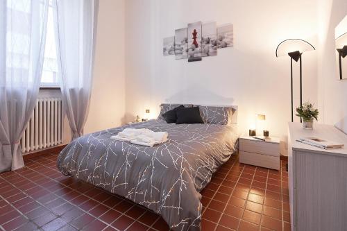 una camera con letto e pavimento piastrellato di ✦ GARDEN HOUSE IN CENTRO - FREE PARKING ✦ a Livorno