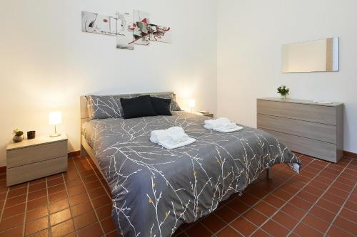 ein Schlafzimmer mit einem Bett mit zwei Handtüchern darauf in der Unterkunft ✦ GARDEN HOUSE IN CENTRO - FREE PARKING ✦ in Livorno