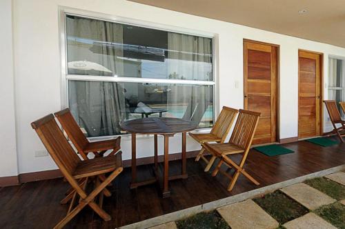 porche con mesa, sillas y ventana en Bluewaves Westcliff Villa, en Boracay