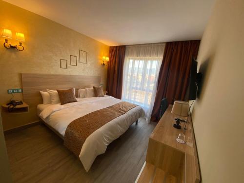 En eller flere senge i et værelse på Hôtel Saja
