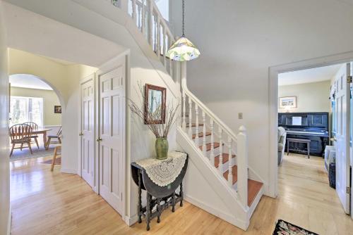 Dapur atau dapur kecil di Peaceful Chilmark Farmhouse by Menemsha Beach