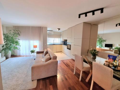 una sala de estar con un sofá y una mesa en Jardim na Praia, en Matosinhos