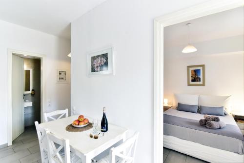 - une chambre avec un lit et une table dans l'établissement Thomas Apartments in Katapola, à Amorgós