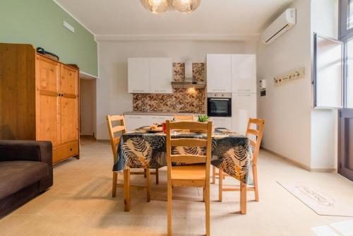 Kuchyňa alebo kuchynka v ubytovaní Civico Dieci Holiday Home