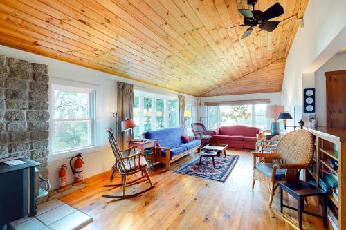 a living room with a wooden ceiling at Heluvaspot in Port Clyde