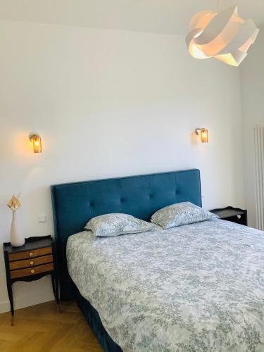 - une chambre avec un lit bleu et 2 oreillers dans l'établissement Home Sweet Home, à Cognac