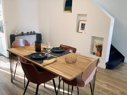 une table en bois avec des chaises et une salle à manger dans l'établissement Home Sweet Home, à Cognac