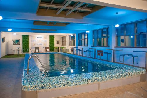 Bazén v ubytování FAYA Hotel nebo v jeho okolí