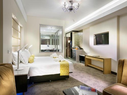 Una cama o camas en una habitación de Swan River Hotel