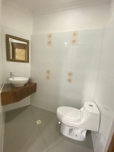 Bilik mandi di Hostal La Cofa