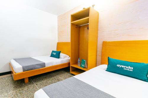 Ένα ή περισσότερα κρεβάτια σε δωμάτιο στο A Cavalier Suites