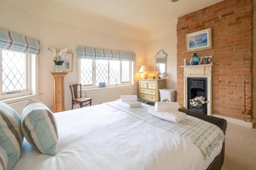 Säng eller sängar i ett rum på The Old Bakery - Aldeburgh Coastal Cottages