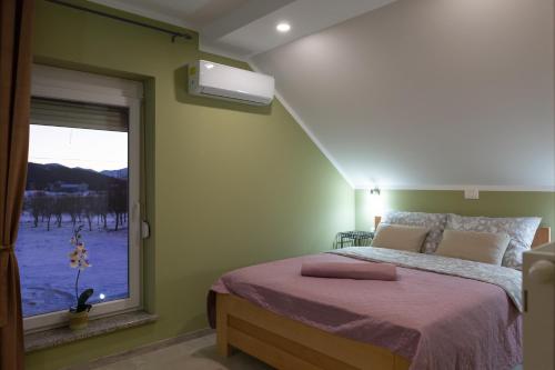 Giường trong phòng chung tại Kuća za odmor 'Teuta'