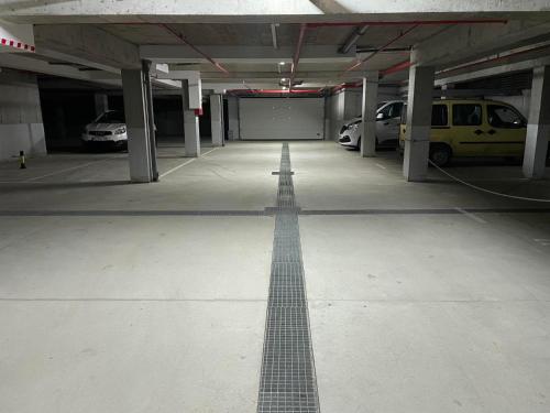 un estacionamiento vacío con coches aparcados en él en Brzeće Center Studio Mitrovski Gondola 300m en Kopaonik