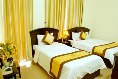 Postel nebo postele na pokoji v ubytování Than Thien - Friendly Hotel