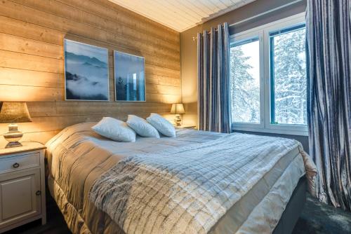 Un dormitorio con una cama con dos almohadas encima. en Villa Karhukoto Ruka, en Kuusamo