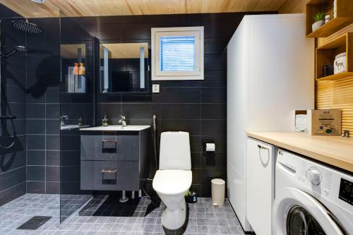 un baño con inodoro y lavabo en Villa Karhukoto Ruka, en Kuusamo