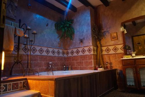 uma grande casa de banho com uma grande banheira num quarto em Lantica roccia em Manzanares el Real